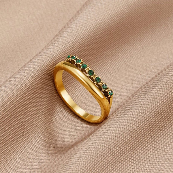 Mary - Stacked Ring with Emerald